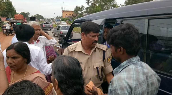 ಅಪಘಾತ ಗಾಯಾಳುಗಳನ್ನು ಆಸ್ಪತ್ರೆಗೆ ಸಾಗಿಸಿದ ಡಿವೈಎಸ್ಪಿ